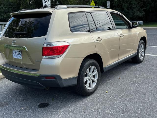 Photo of 2011 Gold Toyota Highlander