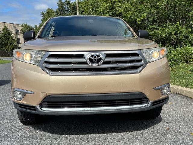 Photo of 2011 Gold Toyota Highlander