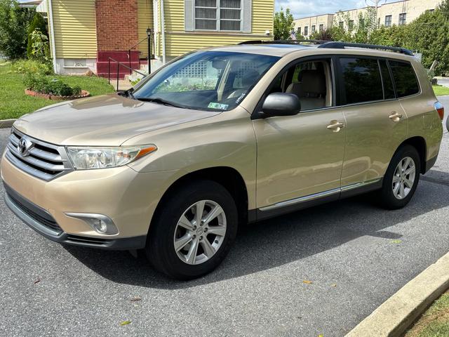 Photo of 2011 Gold Toyota Highlander