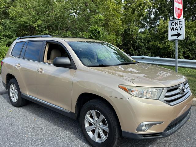 Photo of 2011 Gold Toyota Highlander