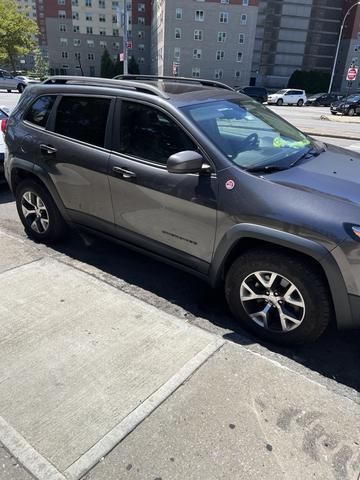Photo of 2016 Gray Jeep Cherokee