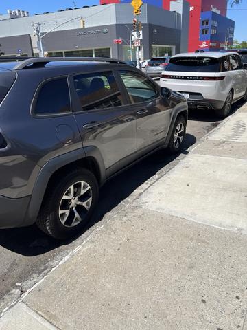 Photo of 2016 Gray Jeep Cherokee