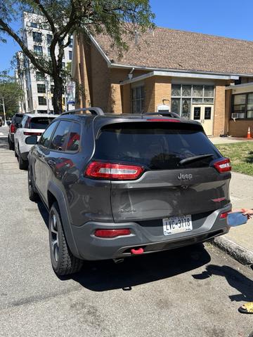 Photo of 2016 Gray Jeep Cherokee