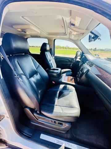 Photo of 2011 White GMC Yukon XL