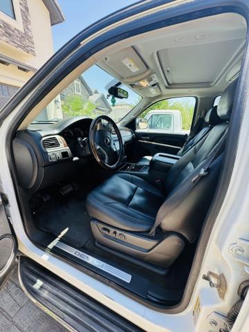 Photo of 2011 White GMC Yukon XL