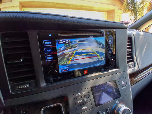 Photo of 2017 White Toyota Sienna