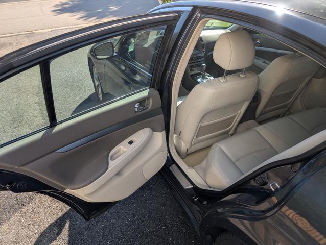 Photo of 2011 Gray INFINITI G37
