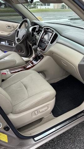 Photo of 2006 Gold Toyota Highlander Hybrid