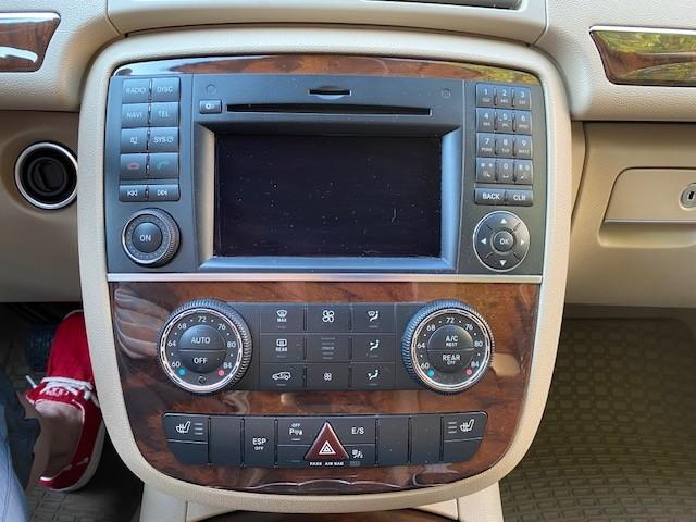 Photo of 2011 White Mercedes-Benz R-Class