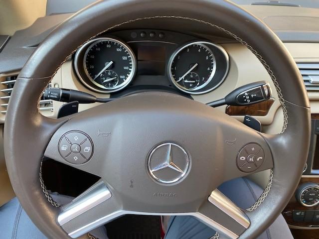 Photo of 2011 White Mercedes-Benz R-Class