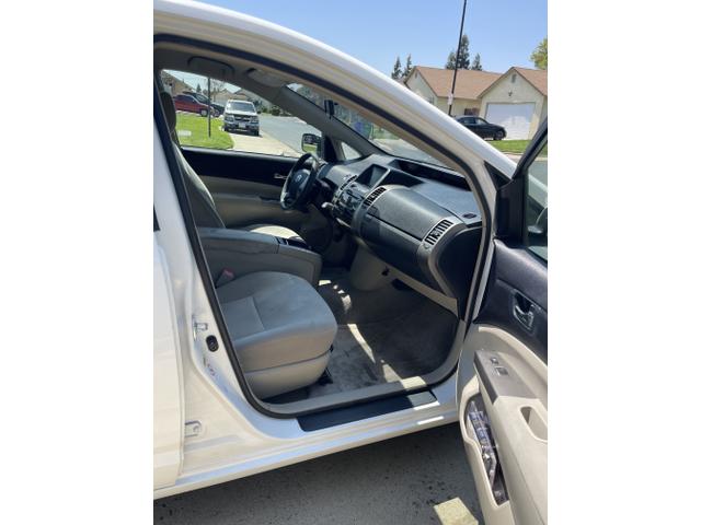 Photo of 2007 White Toyota Prius