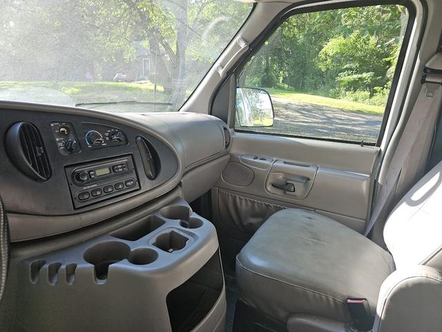 Photo of 2002 White Ford E350 Super Duty