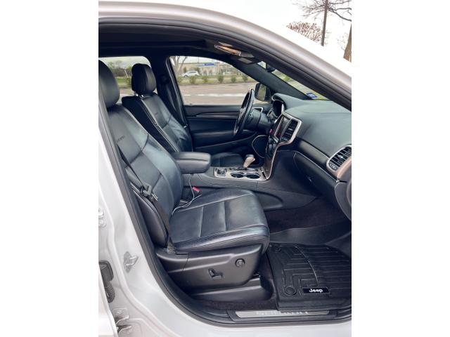 Photo of 2016 White Jeep Grand Cherokee