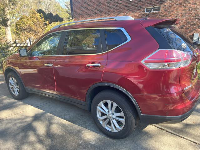 Photo of 2014 Red Nissan Rogue