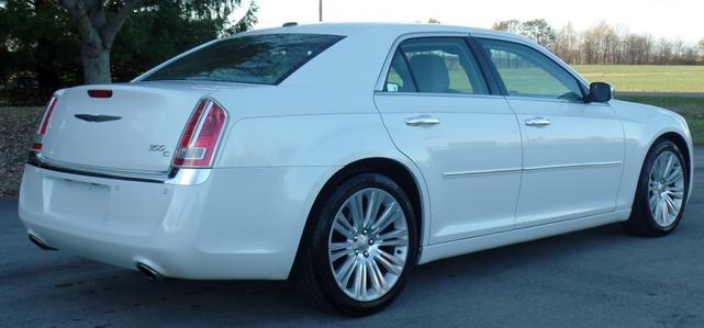 Photo of 2013 White Chrysler 300C