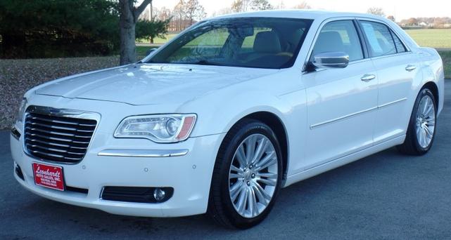 Photo of 2013 White Chrysler 300C