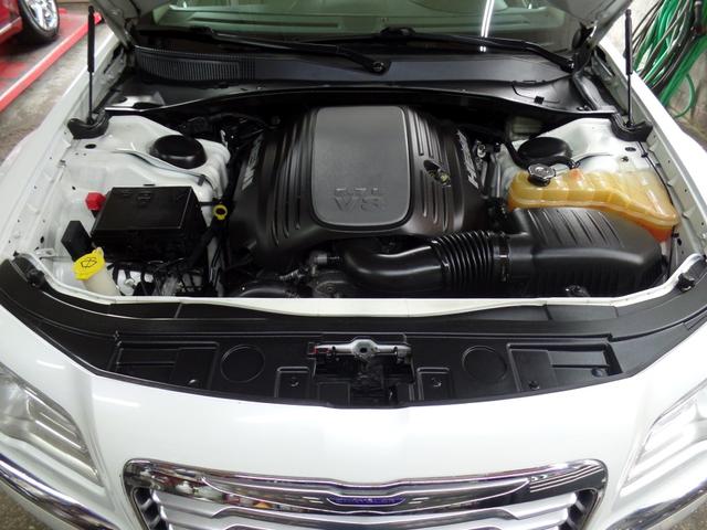 Photo of 2013 White Chrysler 300C