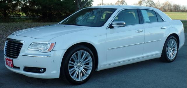 Photo of 2013 White Chrysler 300C