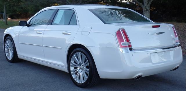 Photo of 2013 White Chrysler 300C