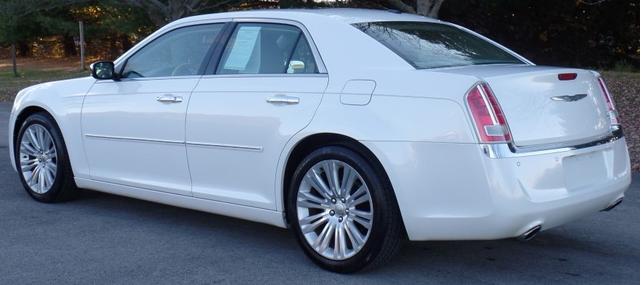 Photo of 2013 White Chrysler 300C
