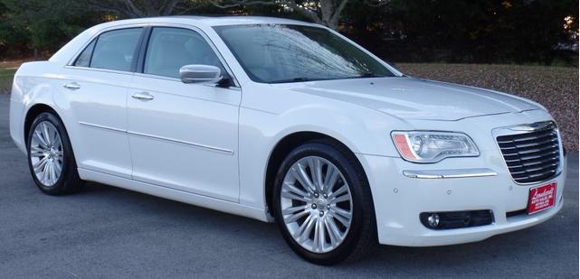 Photo of 2013 White Chrysler 300C