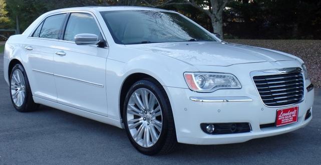 Photo of 2013 White Chrysler 300C