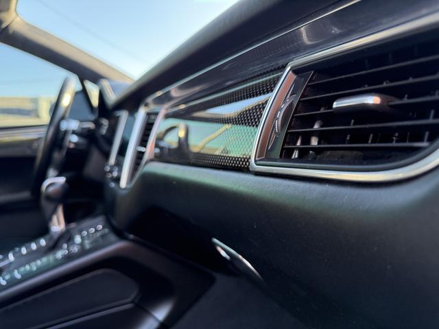 Photo of 2018 Silver Porsche Macan