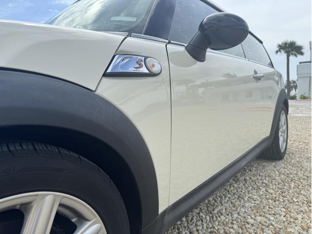 Photo of 2011 White MINI Cooper S Clubman