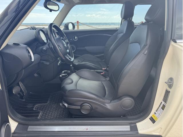 Photo of 2011 White MINI Cooper S Clubman