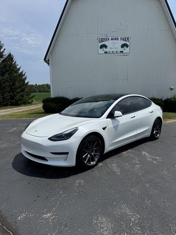 Photo of 2021 White Tesla Model 3