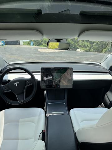 Photo of 2021 White Tesla Model 3