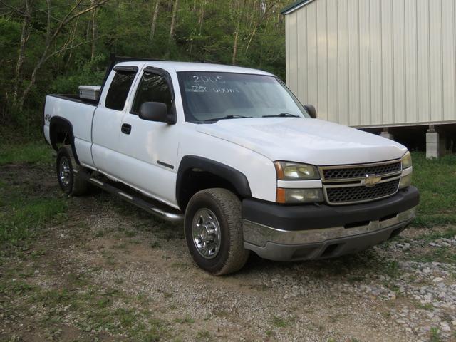 Photo of 2005 White Chevrolet Silverado 2500