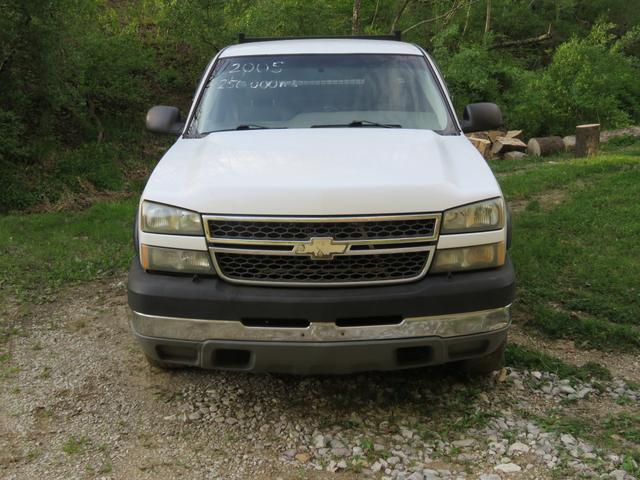 Photo of 2005 White Chevrolet Silverado 2500
