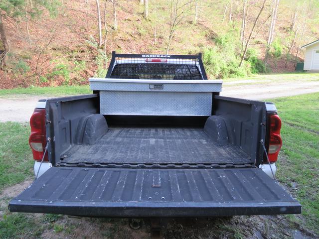 Photo of 2005 White Chevrolet Silverado 2500