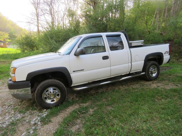 Photo of 2005 White Chevrolet Silverado 2500