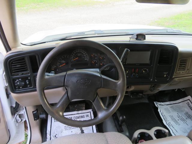 Photo of 2005 White Chevrolet Silverado 2500