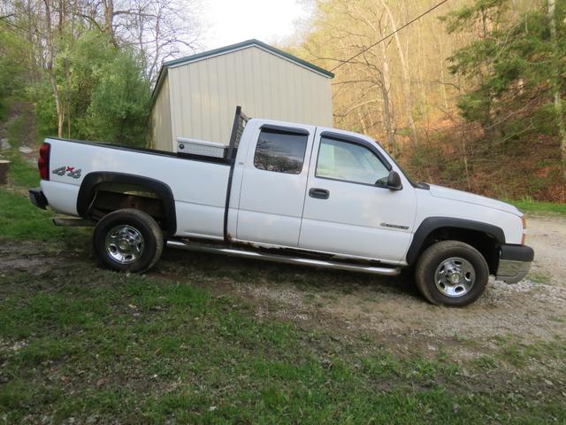 Photo of 2005 White Chevrolet Silverado 2500