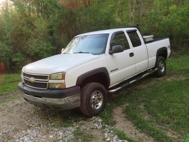 Photo of 2005 White Chevrolet Silverado 2500
