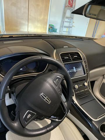 Photo of 2017 White Lincoln MKX