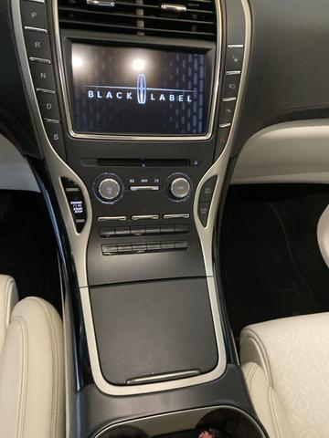 Photo of 2017 White Lincoln MKX