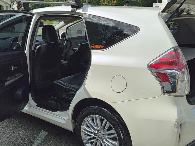 Photo of 2017 White Toyota Prius v