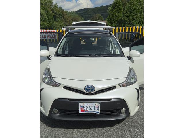 Photo of 2017 White Toyota Prius v