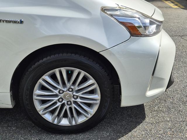 Photo of 2017 White Toyota Prius v