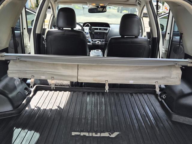 Photo of 2017 White Toyota Prius v