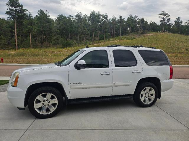 Photo of 2007 White GMC Yukon