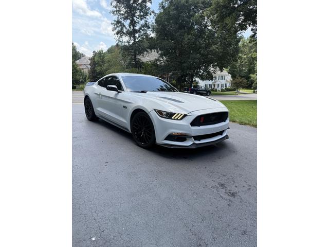Photo of 2017 White Ford Mustang