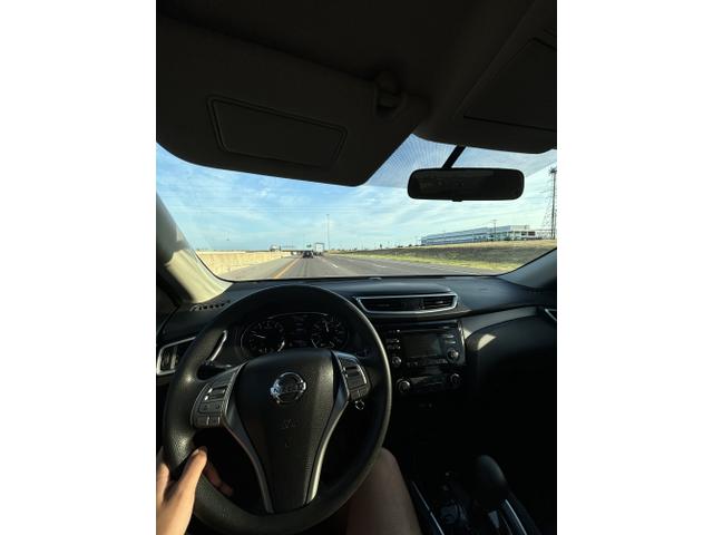 Photo of 2016 Black Nissan Rogue