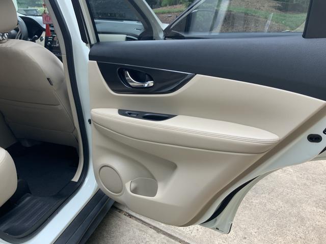 Photo of 2017 White Nissan Rogue