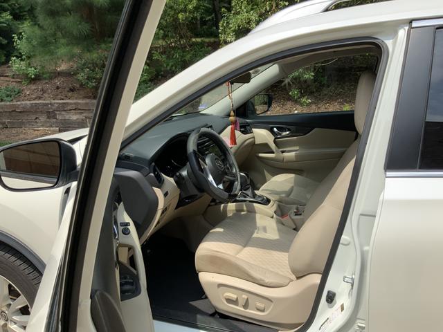 Photo of 2017 White Nissan Rogue