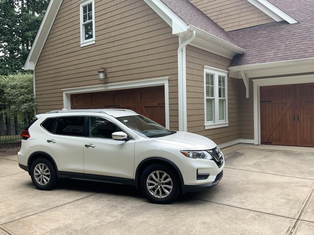 Photo of 2017 White Nissan Rogue